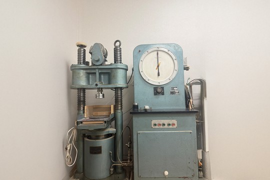耐圧試験機